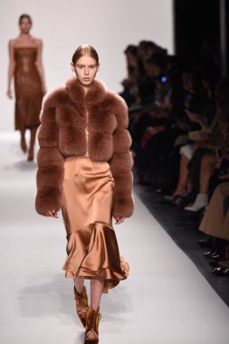  Jonathan Simkhai koleksiyonu