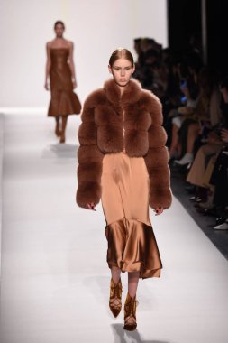  Jonathan Simkhai koleksiyonu