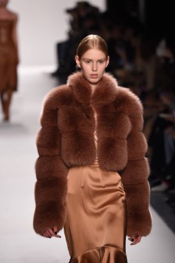  Jonathan Simkhai koleksiyonu