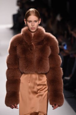  Jonathan Simkhai koleksiyonu