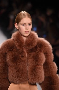  Jonathan Simkhai koleksiyonu