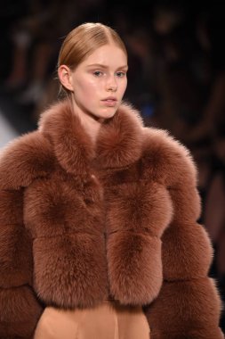  Jonathan Simkhai koleksiyonu