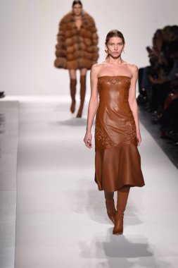  Jonathan Simkhai koleksiyonu