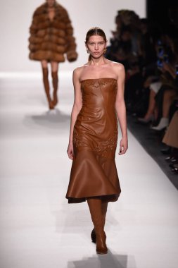  Jonathan Simkhai koleksiyonu