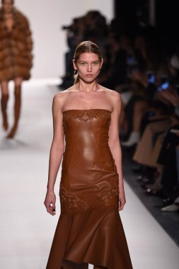  Jonathan Simkhai koleksiyonu