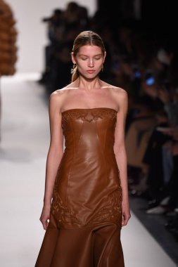  Jonathan Simkhai koleksiyonu