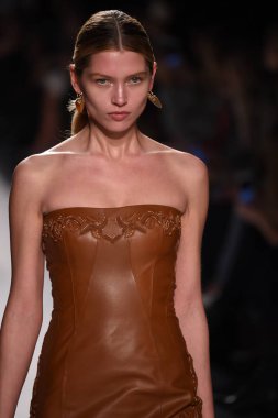  Jonathan Simkhai koleksiyonu