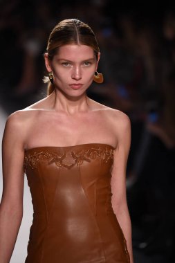  Jonathan Simkhai koleksiyonu