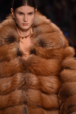  Jonathan Simkhai koleksiyonu