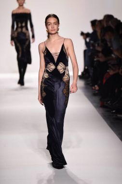  Jonathan Simkhai koleksiyonu