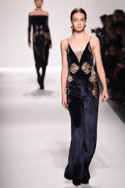  Jonathan Simkhai koleksiyonu