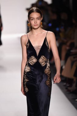  Jonathan Simkhai koleksiyonu