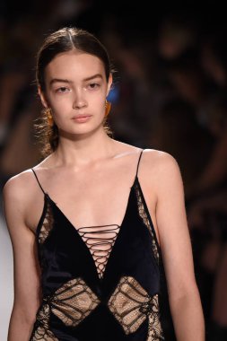  Jonathan Simkhai koleksiyonu