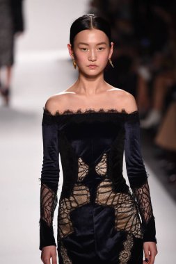  Jonathan Simkhai koleksiyonu