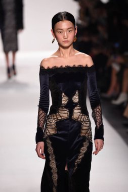  Jonathan Simkhai koleksiyonu