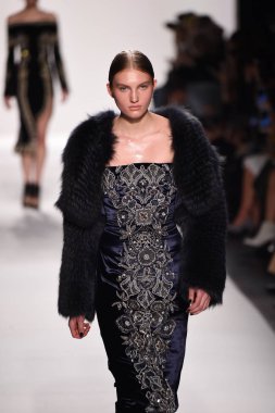  Jonathan Simkhai koleksiyonu