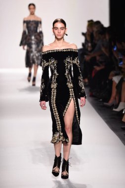  Jonathan Simkhai koleksiyonu