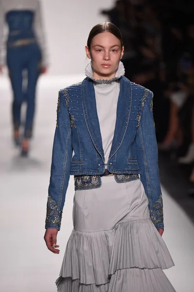  Jonathan Simkhai koleksiyonu