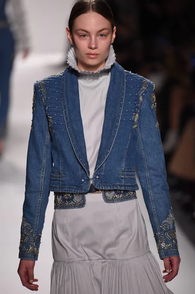  Jonathan Simkhai koleksiyonu