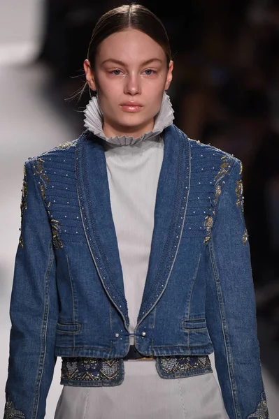  Jonathan Simkhai koleksiyonu