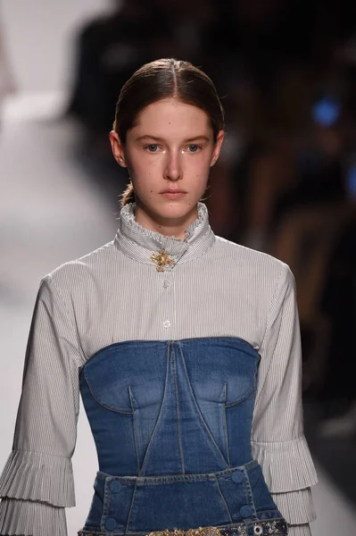  Jonathan Simkhai koleksiyonu