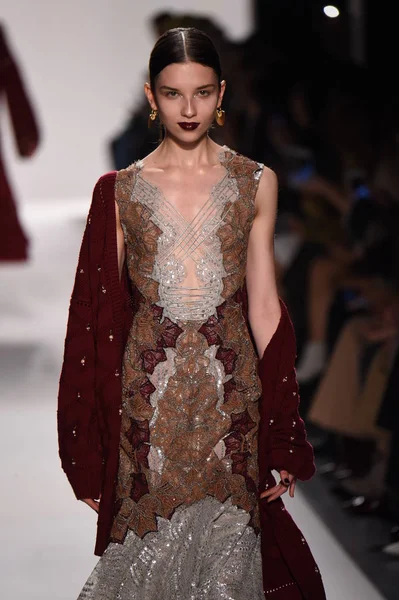  Jonathan Simkhai koleksiyonu