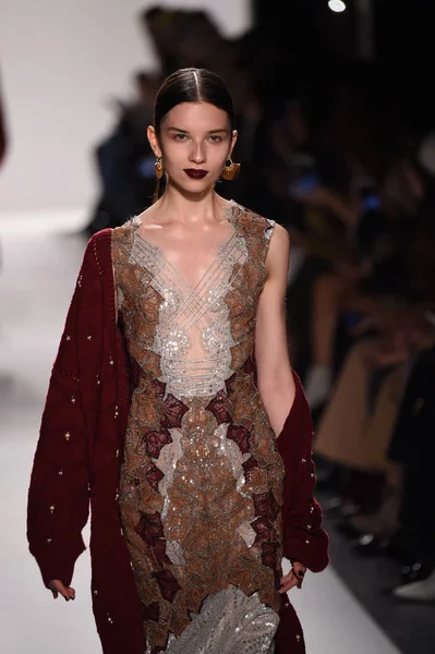  Jonathan Simkhai koleksiyonu