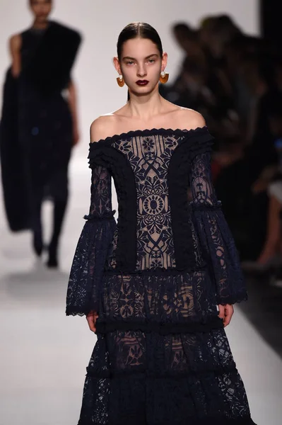  Jonathan Simkhai koleksiyonu