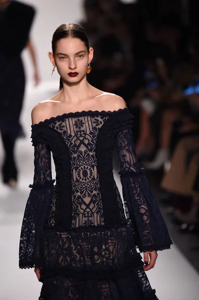  Jonathan Simkhai koleksiyonu