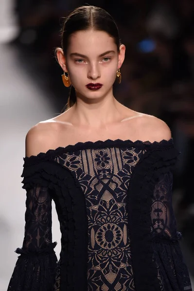  Jonathan Simkhai koleksiyonu