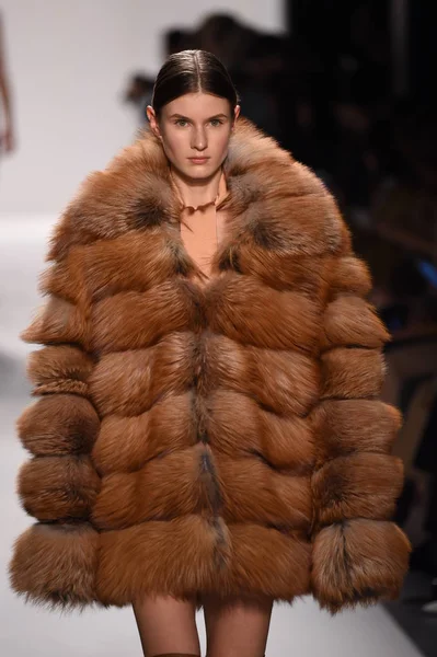  Jonathan Simkhai koleksiyonu