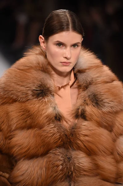  Jonathan Simkhai koleksiyonu