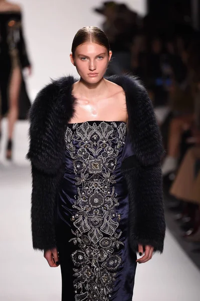  Jonathan Simkhai koleksiyonu