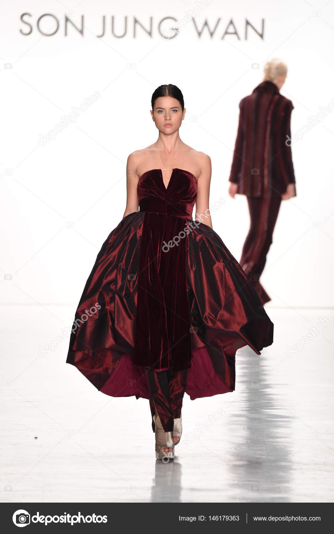 Коллекция Сон Чжон Ван – Стоковое Редакционное Фото © Fashionstock.