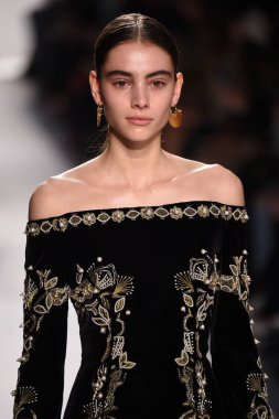  Jonathan Simkhai koleksiyonu