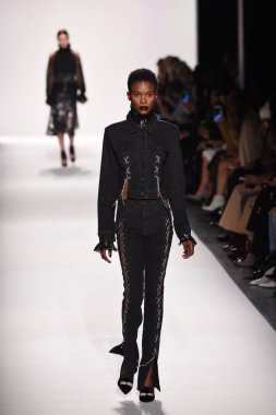  Jonathan Simkhai koleksiyonu