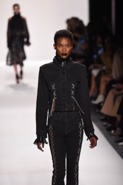  Jonathan Simkhai koleksiyonu