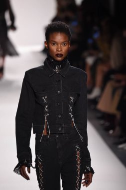  Jonathan Simkhai koleksiyonu