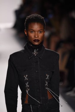  Jonathan Simkhai koleksiyonu