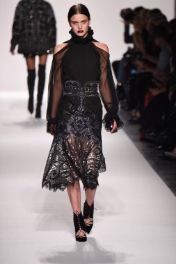  Jonathan Simkhai koleksiyonu