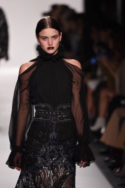  Jonathan Simkhai koleksiyonu