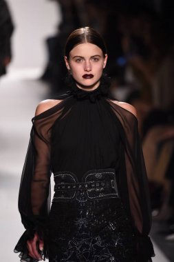  Jonathan Simkhai koleksiyonu