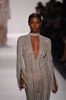  Jonathan Simkhai koleksiyonu