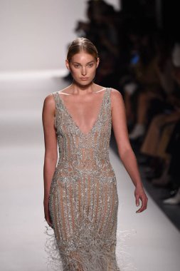  Jonathan Simkhai koleksiyonu