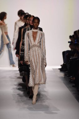  Jonathan Simkhai koleksiyonu 