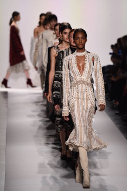  Jonathan Simkhai koleksiyonu 