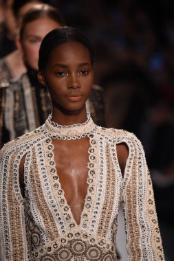  Jonathan Simkhai koleksiyonu 