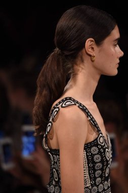  Jonathan Simkhai koleksiyonu 