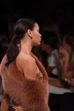  Jonathan Simkhai koleksiyonu 