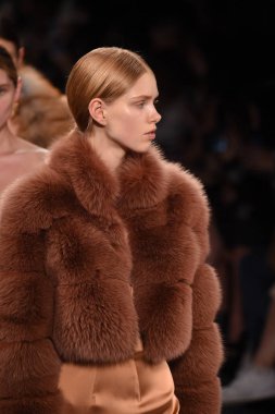  Jonathan Simkhai koleksiyonu 